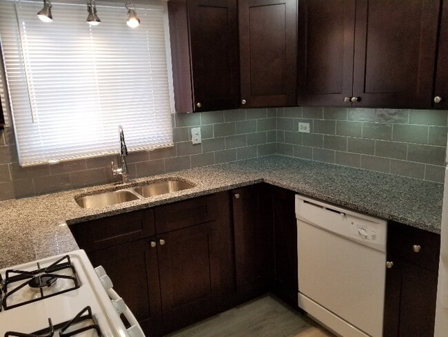 Building Photo - 5712 Ridgemont Ln