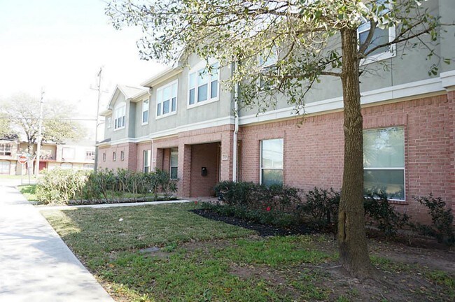Building Photo - 10217 Brooktree Dr