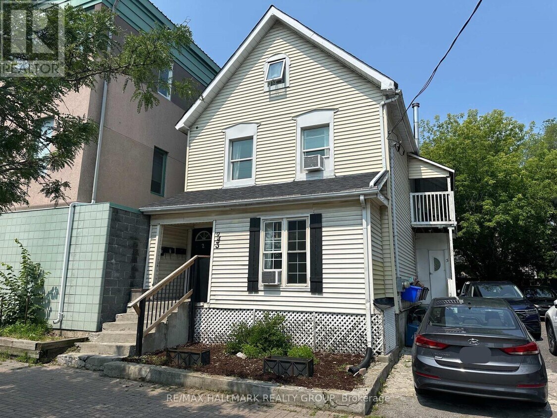 Primary Photo - 943-943 Wellington St. W