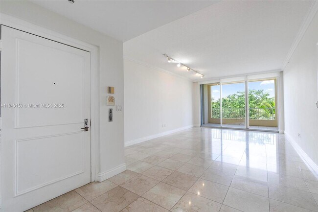 Foto del edificio - 703 Crandon Blvd