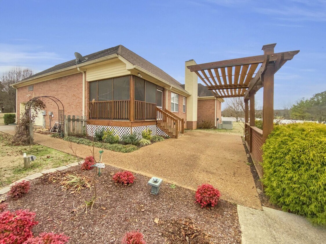 Foto del edificio - FOR LEASE- SINGLE FAMILY HOME MINUTES TO I-40 AND HWY 109!