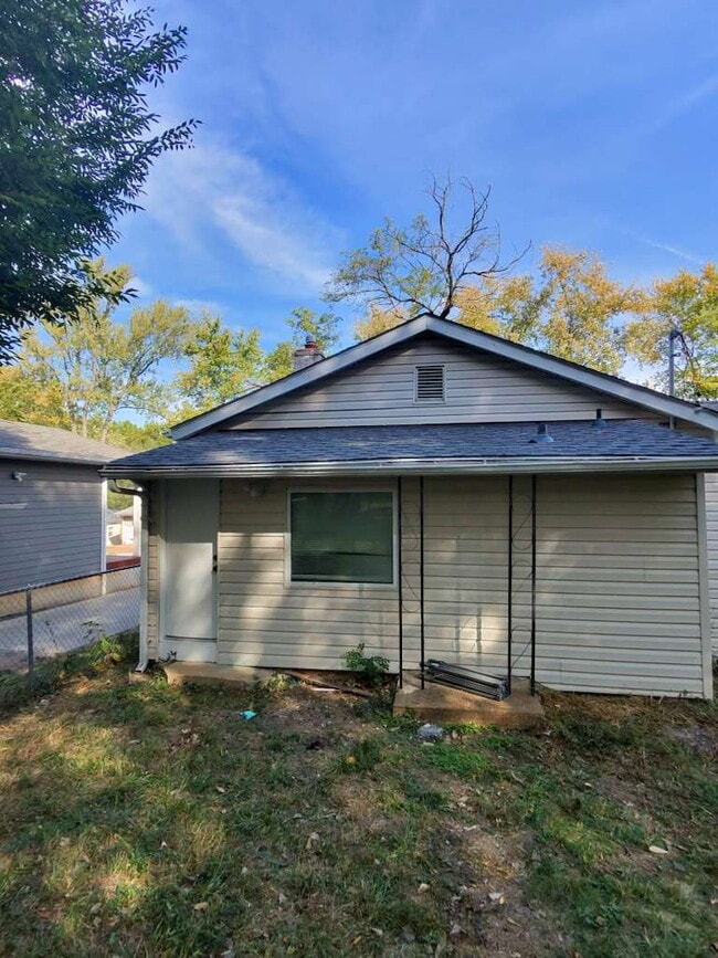 Building Photo - Spacious and Comfortable Living on Buddie Avenue