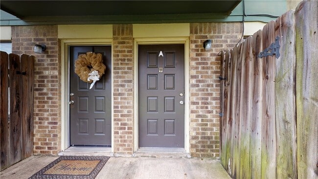 Building Photo - 2807 Longmire Dr