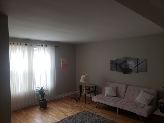 Building Photo - 5552 N Marmora Ave