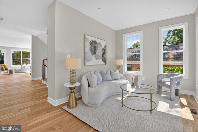 Foto del edificio - 5310 Cathedral Ave NW