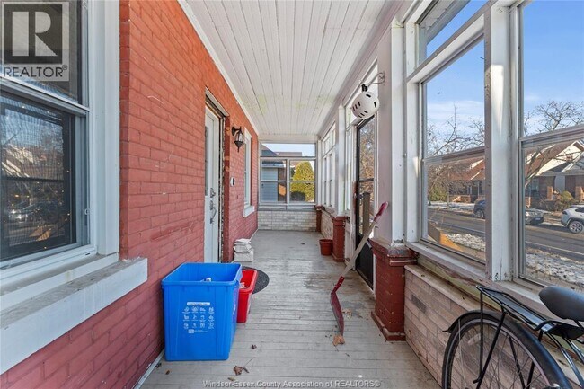 Building Photo - 977 Gladstone Ave