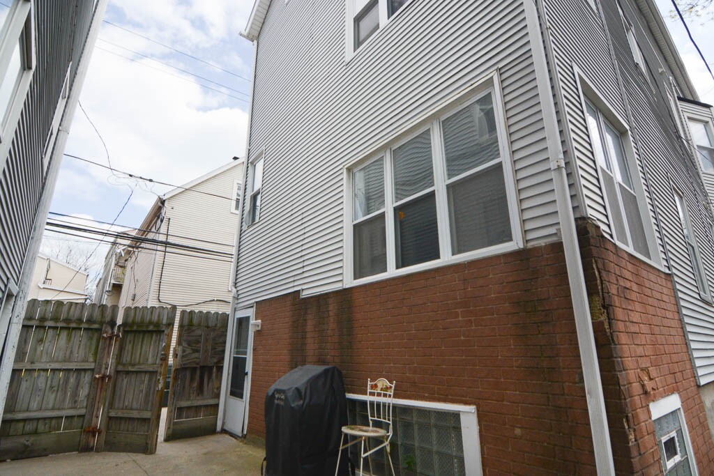 Primary Photo - 1415 W Henderson St