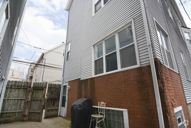 Building Photo - 1415 W Henderson St