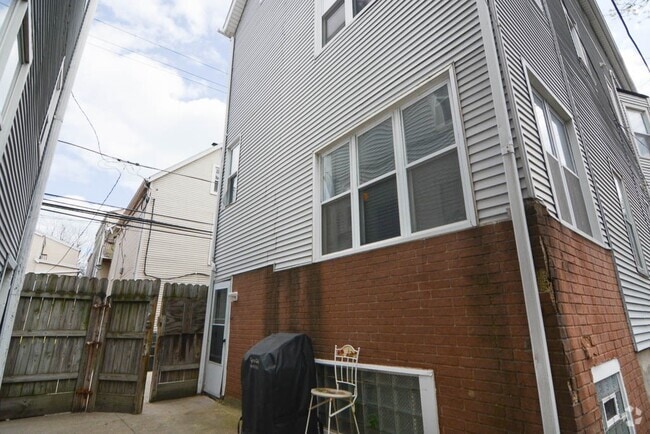 Building Photo - 1415 W Henderson St