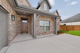Building Photo - 818 Monza Dr
