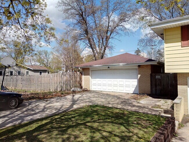 Building Photo - 1102 Poplar St