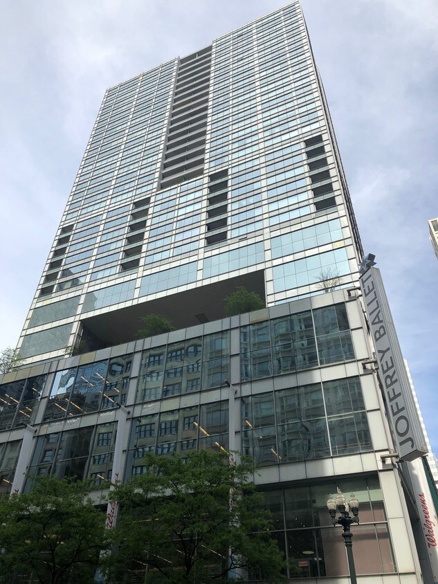 Foto principal - 8 E Randolph St