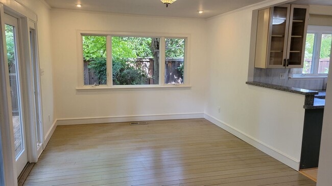 Building Photo - Excellent West Side Alamo Home