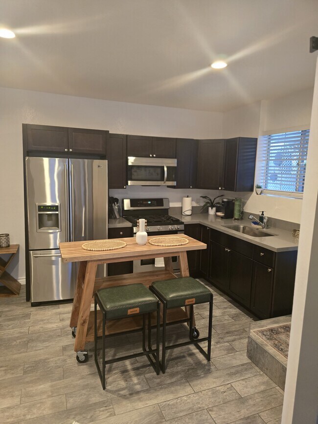 Foto del edificio - 10526 Woodley Ave