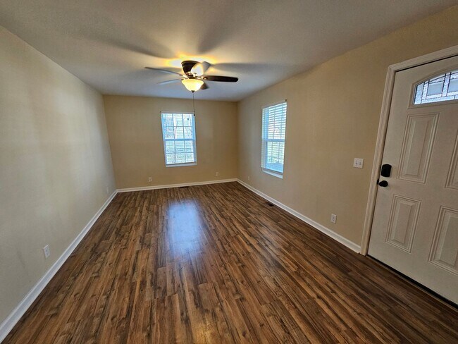 Building Photo - Remodeled 2 Bedroom 1 Bath Home in the Hea...