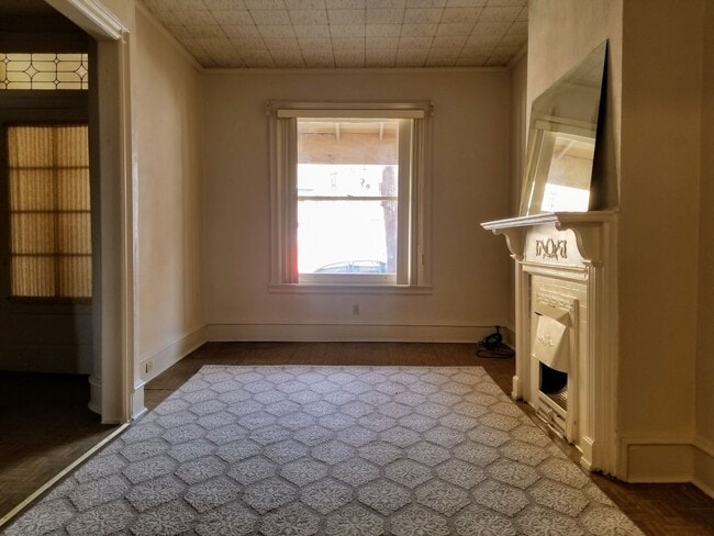 Building Photo - Spacious Three Bedroom in Oakland! Decorat...