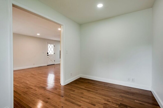 Building Photo - 557 Annex Ave