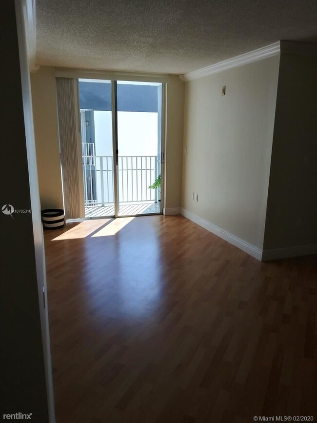 Building Photo - 2 br, 1 bath  - Brickell View Condo