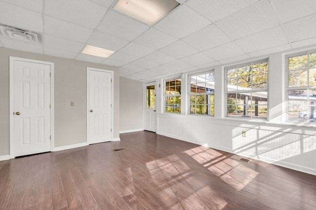 Building Photo - 402 N Gloster St