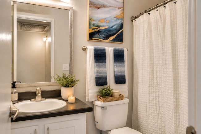 Interior de baño moderno y sereno - Trails at Harris
