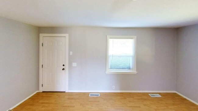 Building Photo - 2 Bedroom, 1 Bathroom Available!