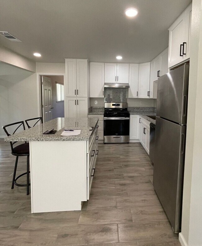 Foto del edificio - WELCOME HOME TO BULLARD’S BEST-KEPT SECRET!