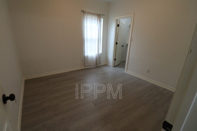 Foto del edificio - 264 E Broadway St