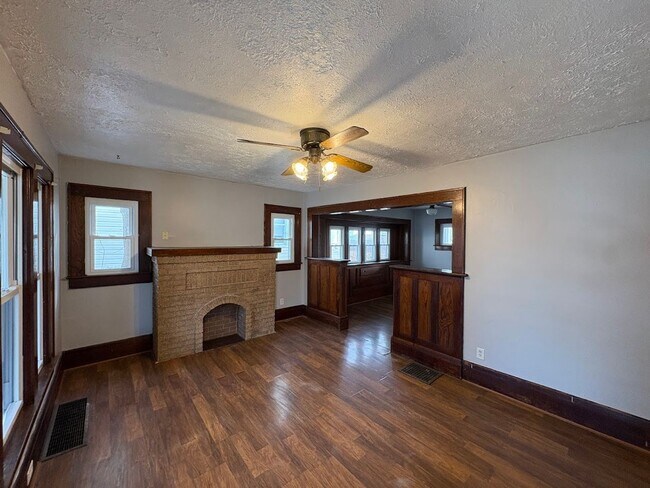 Foto del edificio - Four bedroom one bathroom home for rent