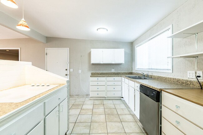 Building Photo - Stylish & Spacious Home!