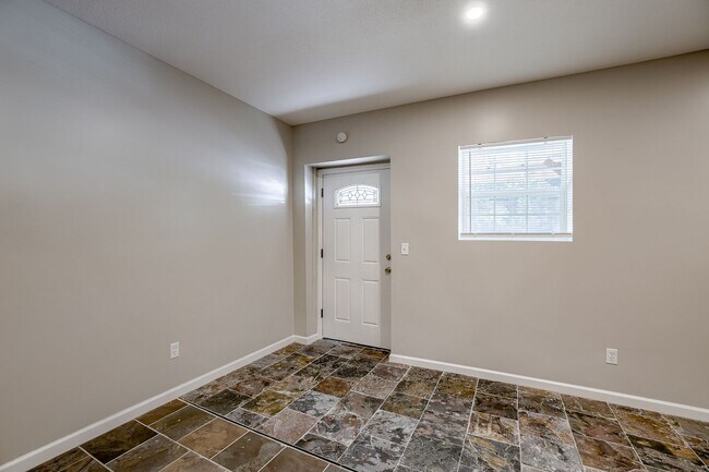 Foto del edificio - 8718-8720 1/2 Winner Road - 4 plex