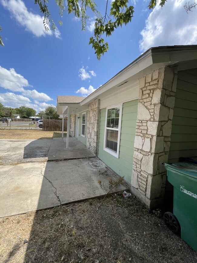 Building Photo - 8834 Five Palms Dr