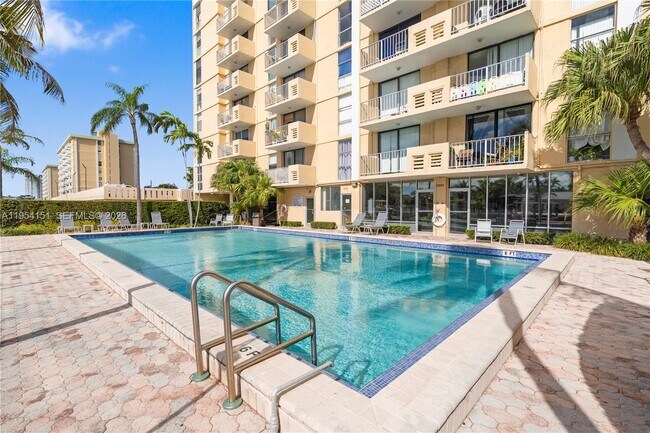 Foto del edificio - 2350 NE 135th St