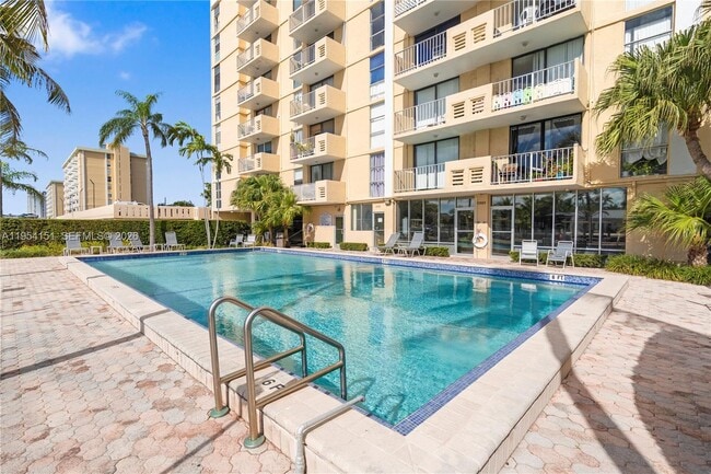 Building Photo - 2350 NE 135th St