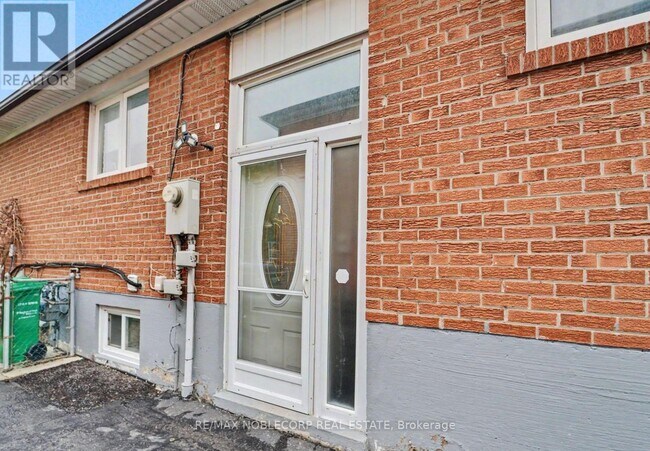 Photo du bâtiment - 3519 Laddie Crescent