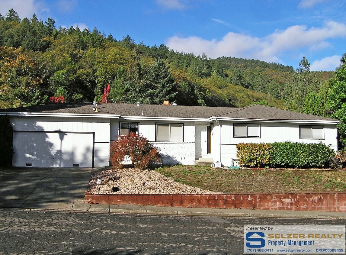 Primary Photo - Comfortable 3 bd. home at the base of the ...