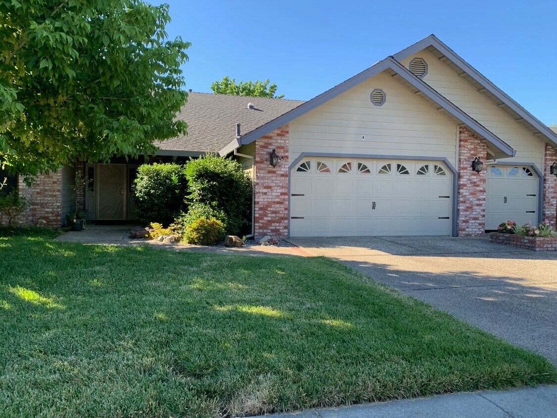 FRONT YARD - 745 Silverado Estates Ct
