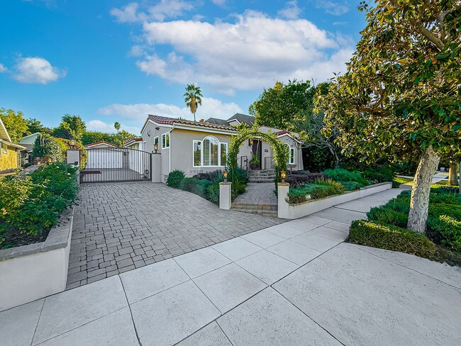 Building Photo - Upgraded Sherman Oaks 4+4 home - Ready for Move In!