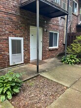 Building Photo - 464 E Red Bud Rd