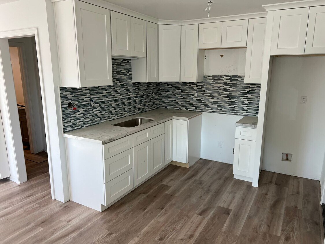 Building Photo - Fully Remodeled 2 Bedroom, 1 Bath