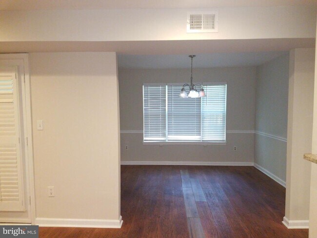 Foto del edificio - 9812 Lake Point Ct