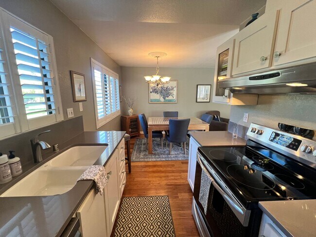 Building Photo - UPDATED ONE LEVEL UPPER FLOOR CONDO WITH T...