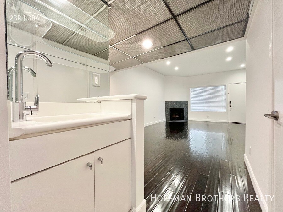 Foto principal - 11630 Chenault Street Los Angeles, CA 90049