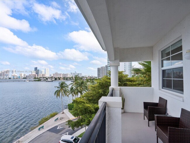 Foto del edificio - 3255 NE 184th St