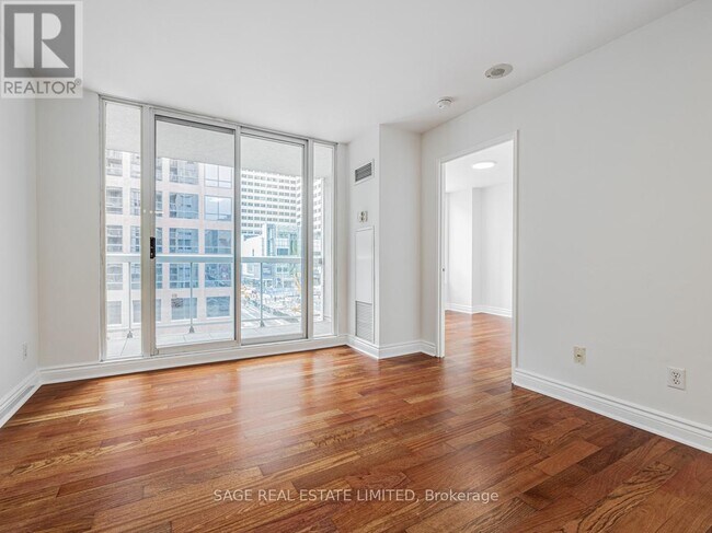 Photo du bâtiment - 43 Eglinton Ave E