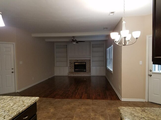 Foto del edificio - Gorgeous two-story four-bedroom home in Po...