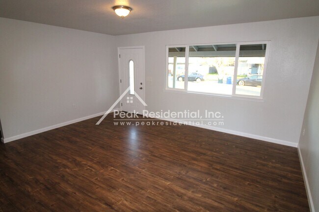 Foto del edificio - Updated 2bd/1ba Orangevale Duplex with Gar...