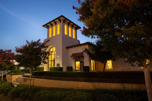 Building Photo - Vineyards at Paseo Del Sol