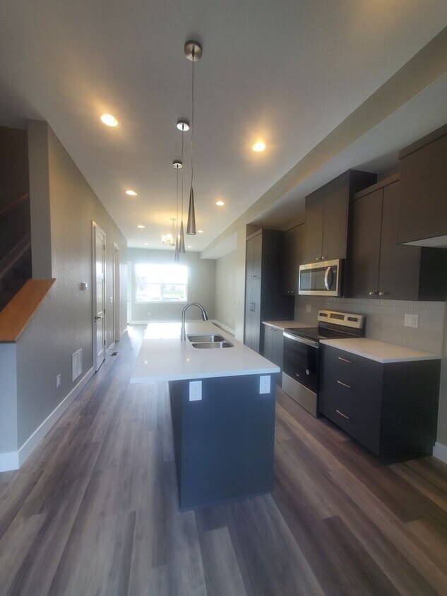 Beautiful and Updated 2BR Townhome With At... - Beautiful and Updated 2BR Townhome With At...