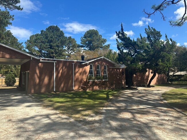 Foto del edificio - Fully Renovated Home with Unmatched Character