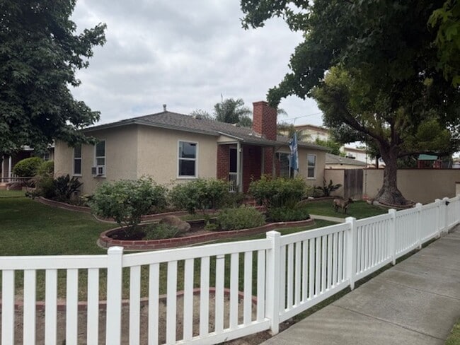 Building Photo - SPACIOUS 3 BEDROOM / 1.5 BATH HOME IN LOS ...